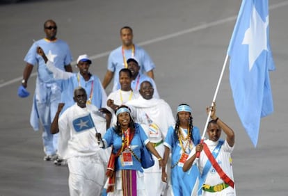 Duran Farah y Samia Yusuf encabezan el desfile de Somalia en 2008.