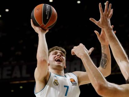 Luka Doncic lanza ante Ian Vougioukas, durante el cuarto partido entre el Real Madrid y el Panathinaikos