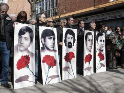Acto celebrado ayer en Vitoria en memoria de los cinco trabajadores muertos por disparos de la policía el 3 de marzo de 1976
