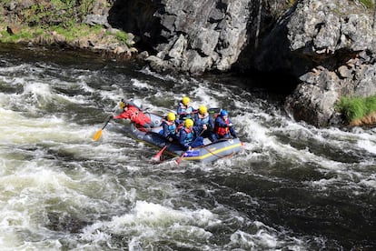 Descenso en 'rafting' en un río en la zona de Kuusamo.