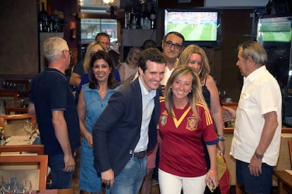 Pablo Casado siguió en un bar de Lleida el partido de La Roja contra Rusia.