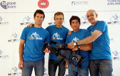 Presentación de los tres montañeros y el cámara que asumen el proyecto WOP en el Himalaya.