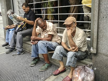 Varias personas esperan su turno para entrar a una farmacia en la zona vieja de Caracas. Buscar medicamentos en el país se ha vuelto una tarea compleja e inasequible. Farmacias, consultorios y hospitales están desprovistos de la mayoría de medicinas necesarias para los enfermos. Al salir uno de ellos no disimulaba su frustración: “¡Estamos pagando la crisis con nuestras vidas!”, exclamó indignado.