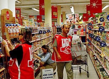 Miembros de un piquete informativo de UGT, en un supermercado de Melilla.
