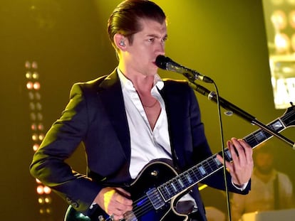 El artista Alex Turner tocando junto a su grupo Arctic Monkeys en el iHeartRadio en California, en 2014.