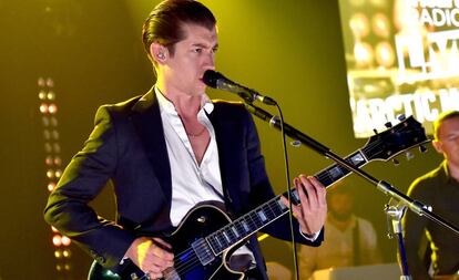 El artista Alex Turner tocando junto a su grupo Arctic Monkeys en el iHeartRadio en California, en 2014.