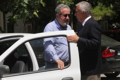 El ex coordinador de IU Luis Carlos Rejón y el presidente del PP, Javier Arenas, se saludan antes de un acto electoral del segundo en Baena (Córdoba).