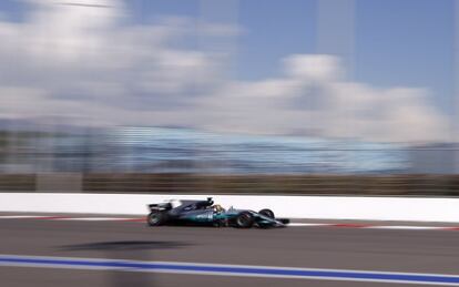 El piloto de la escudería Mercedes Lewis Hamilton, durante una de las vueltas.