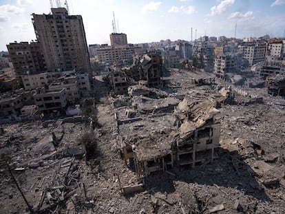 Edificios destruidos en la ciudad de Gaza tras los bombardeos israelíes del martes 10 de octubre.