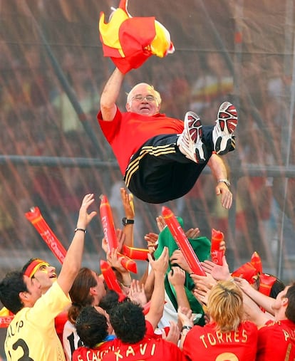 Los jugadores de La Roja mantean a Luis Aragonés en la celebración de la Eurocopa 2008.