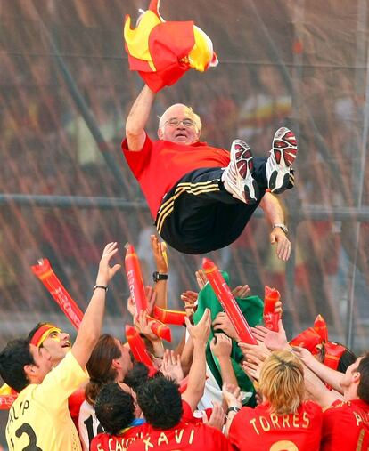 Los jugadores de La Roja mantean a Luis Aragonés en la celebración de la Eurocopa 2008.