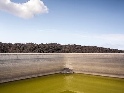 Abril de 2022. Depósito de agua en Los Llanos de Aridane, dedicado a los cultivos, donde llegó la colada hasta el límite.