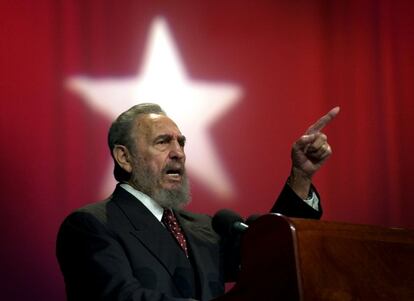El presidente cubano, Fidel Castro, en su discurso en la inauguración del curso de la Facultad de Magisterio, en el teatro Karl Marx en La Habana, en septiembre de 2002.