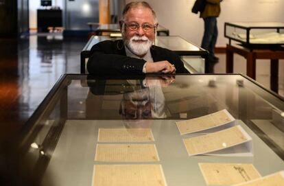 Alberto Manguel frente al manuscrito de La biblioteca de Borges.