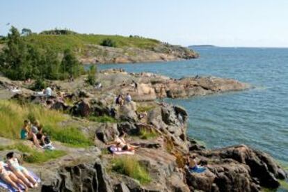 Bañistas en la isla de Suomenlinna, cerca de Helsinki (Finlandia).