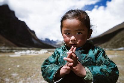 Los sherpas étnicos tienen una ventaja genética en condiciones de gran altitud, ya que su sangre ha evolucionado para ser más eficiente en la entrega de oxígeno a través del cuerpo. En la imagen, una niña en la región de Pheriche (Nepal).