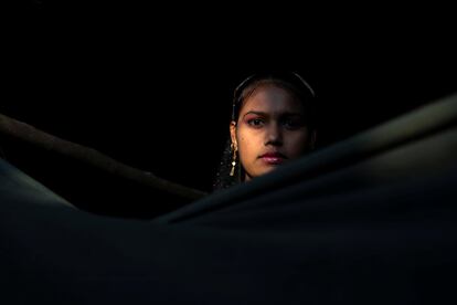 Una refugiada rohingya en la entrada del refugio temporal en el campamento de refugiados Kutupalong, cerca de Cox's Bazar en Bangladés.