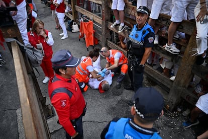 Un herido durante el quinto encierro es atendido por el personal sanitario, este viernes.