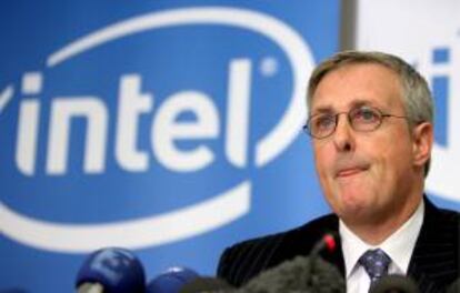 El responsable de asuntos legales de la compañía informática Intel, Bruce Sewell, da una rueda de prensa en Bruselas (Bélgica). EFE/Archivo