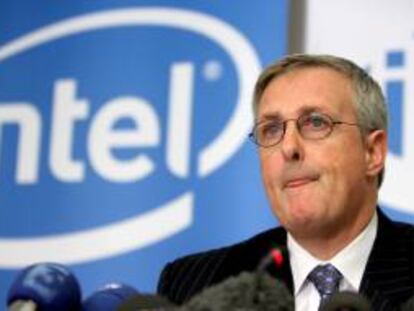 El responsable de asuntos legales de la compañía informática Intel, Bruce Sewell, da una rueda de prensa en Bruselas (Bélgica). EFE/Archivo