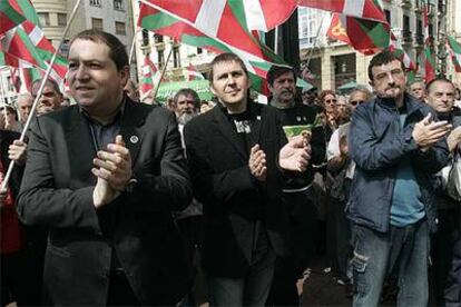 Pernando Barrena (izquierda), Arnaldo Otegi, Rafael Díez Usabiaga (detrás) y Juan José Petrikorena.