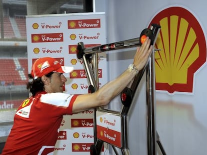 De la Rosa compitiendo con en el Batak de SHELL V POWER en el G.P. de España.