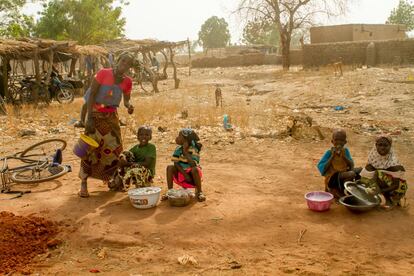 Escondida en lo más remoto del Sahel maliense se encuentra la comuna de Djiedugu, un conjunto de 34 villas que suma unos 34.000 habitantes. Viven con humildad, sin apenas acceso a electricidad, a tecnología o a infraestructuras. Aquí, el acceso a agua potable y limpia es un problema muy a menudo.