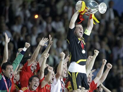 Casillas levanta la Eurocopa de 2008.