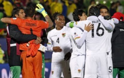 Los jugadores de Bolivia celebran el triunfo contra Ecuador.