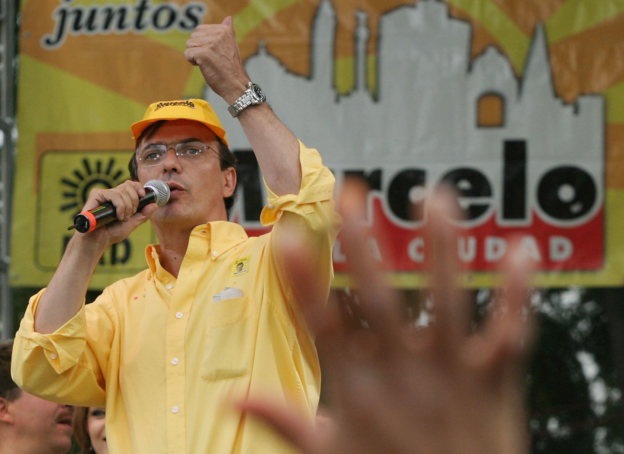 Marcelo Ebrard, entonces precandidato a la jefatura de gobierno del Distrito Federal, habla en un mitin en el Ángel de la Independencia, en noviembre de 2005. 