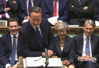 David Cameron somriu durant la seva sessió final com a primer ministre a la 'House of Commons' de Londres. Darrere, George Osborne, Theresa May i Philip Hammond, d'esquerra a dreta.