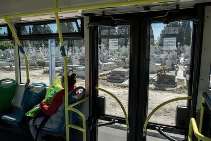 La necrópolis más grandes de Europa occidental. El coche no es el único que llega a la Almudena. La línea 110 de autobús, que sale de la plaza de Manuel Becerra, tiene sus últimas cuatro paradas dentro del cementerio.