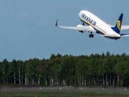 Un avi&oacute;n de Ryanair despega de un aeropuerto polaco.