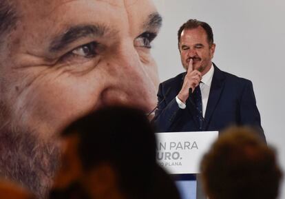 El candidato a lehendakari de PP+Cs, Carlos Iturgaiz, durante su comparecencia este domingo ante los medios de comunicación para hacer un balance de los resultados de las elecciones del 12-J.