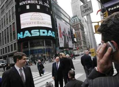 Imagen del rótulo del índice Nasdaq en la plaza de Times Square de Nueva York.