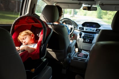 Un niño duerme a contramarcha.