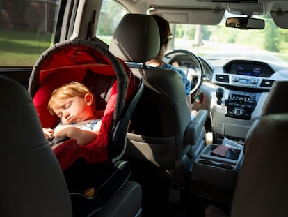 Un niño duerme a contramarcha.