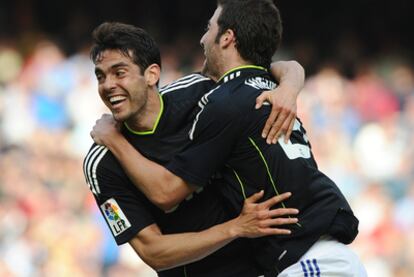 Kaká e Higuaín celebran uno de los goles