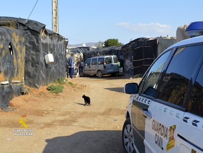 La Guardia Civil en el poblado chabolista de Níjar (Almería) donde la menor era prostituida.