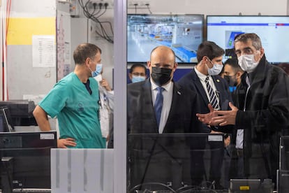 El primer ministro israelí, Naftali Bennett, visita el Centro Médico Sheba, el día 4 en Tel Aviv.