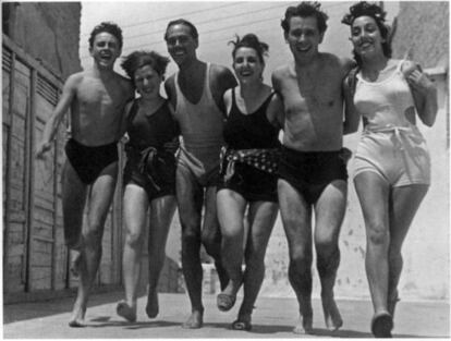 De izquierda a derecha: Vitín Cortezo, Blanca Pelegrín, Luis Cernuda, Carmen García Lasgoity, Manuel Altolaguirre y Carmen García Antón, en Valencia en 1937.