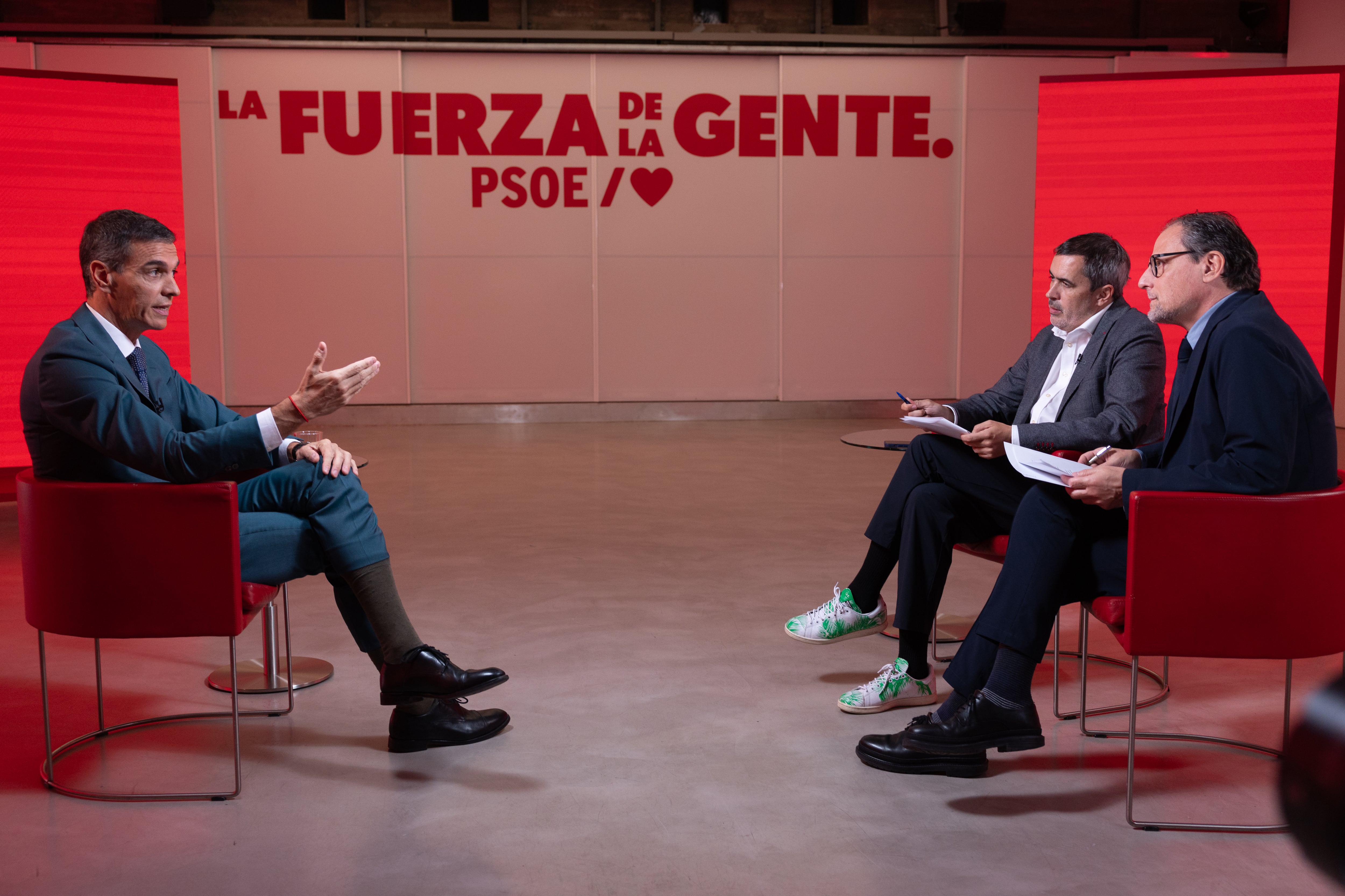 El presidente del Gobierno, Pedro Sánchez, el viernes en Ferraz durante la entrevista con el director de EL PAÍS, Jan Martínez Ahrens, y el corresponsal político Carlos E. Cué. 