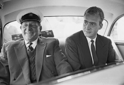 Don Juan y Juan Carlos, en un trayecto en coche en Cowes, en Wight, el 12 de agosto de 1963.