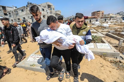 Familiares y amigos de víctimas de un ataque israelí en Rafah reciben los cuerpos, este jueves.