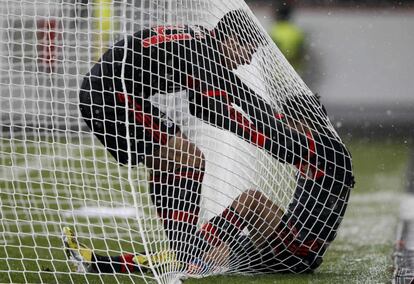 Los jugadores del Benfica Andre Almeida y Melgarejo celebran el evitar un gol del Leverkusen a escasos minutos del final del encuentro.