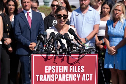 Marina Lacerda, víctima de abusos de Jeffrey Epstein, habla durante una conferencia de prensa en el Capitolio de los Estados Unidos, el miércoles 3 de septiembre de 2025, en Washington.