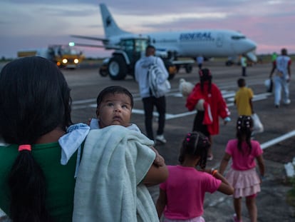 La refugiada venezolana Dorianny en el aeropuerto de Boa Vista.