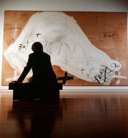 El artista, delante de su obra <i>Al teu peu</i>, en la Fundación Tàpies en 1995. Se trata del pie de Teresa, esposa del pintor.