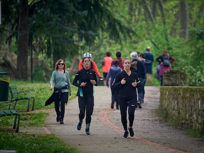 Caminar rápidamente cuesta arriba, subir escaleras o llevar las compras, solo 4 o 5 minutos por día, conlleva beneficios importantes para reducir el riesgo de muerte por enfermedad cardiovascular.