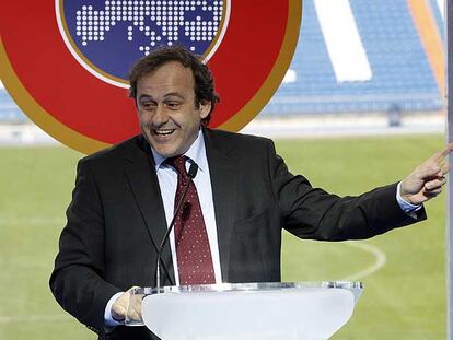Platini en el homenaje de la UEFA y la FIFA a Alfredo Di Stefano. Abajo,